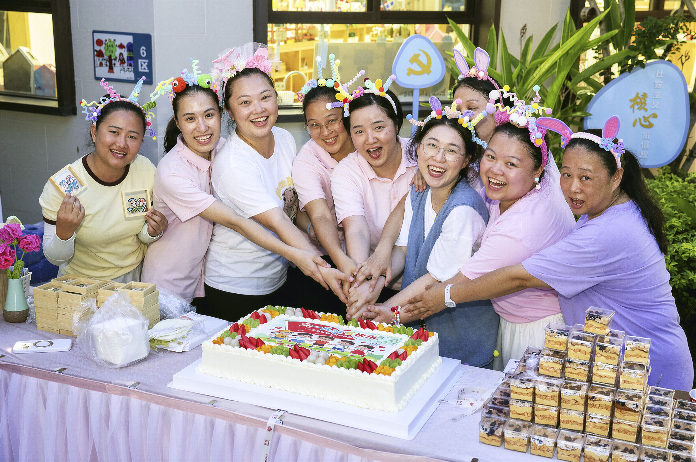 甜蜜六一，爱润童心｜米琪轩为深圳龙华民治街道赞助6个60厘米大蛋糕